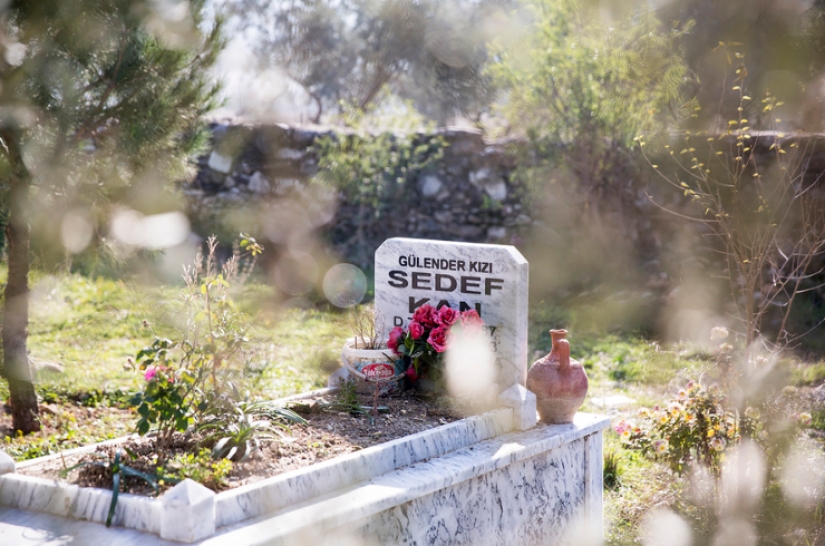 Women killed by their own husbands: Ozge Sebzechi's photo project Women killed by their own husbands: Ozge Sebzechi's photo project