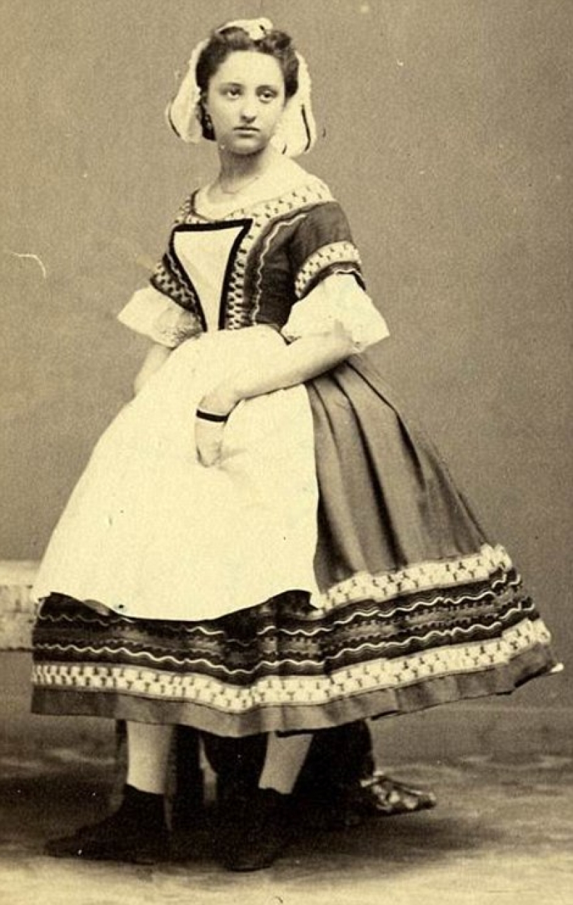 Women who ruled Paris from bed: a scandalous catalog with Parisian courtesans of the XIX century