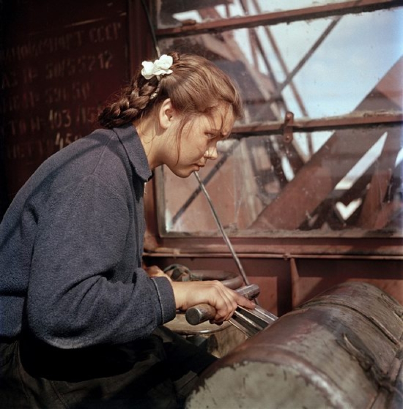 Working life: unknown color photos of everyday life in the USSR 1950s