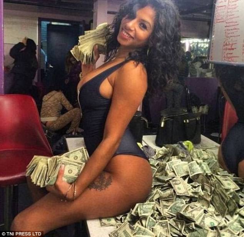 "Y por qué fue necesario estudiar en la universidad" : la red está perpleja por las fotos de strippers bañándose en dinero