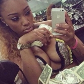 "Y por qué fue necesario estudiar en la universidad" : la red está perpleja por las fotos de strippers bañándose en dinero