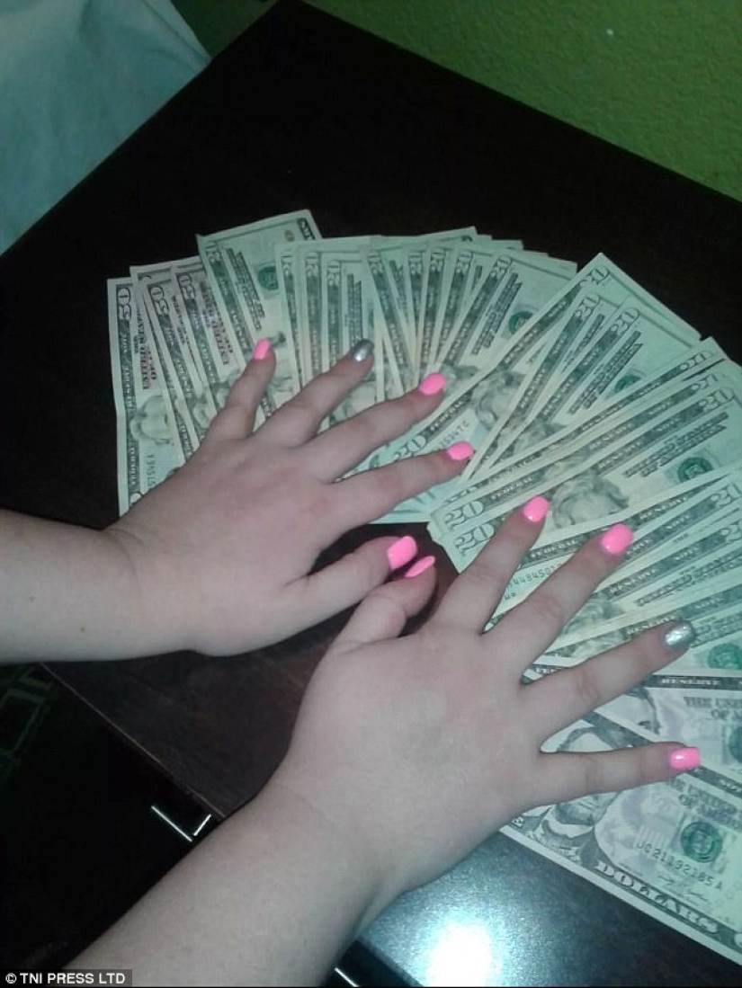 "Y por qué fue necesario estudiar en la universidad" : la red está perpleja por las fotos de strippers bañándose en dinero