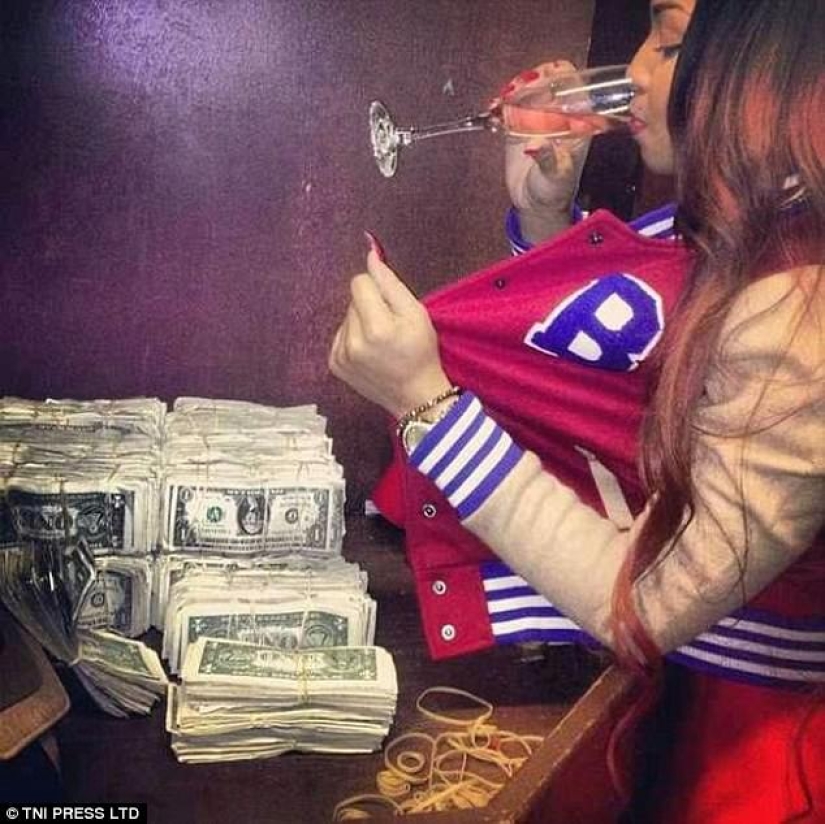 "Y por qué fue necesario estudiar en la universidad" : la red está perpleja por las fotos de strippers bañándose en dinero