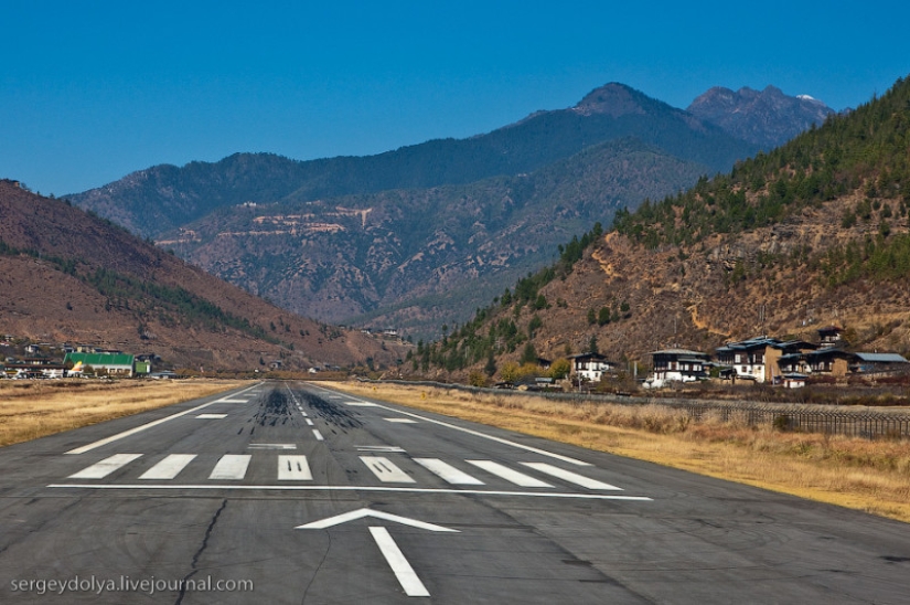"You can shit yourself from feelings": the most dangerous airport in the world, when landing in which there is no right to make a mistake "You can shit yourself from feelings": the most dangerous airport in the world, when landing in which there is no right to make a mistake