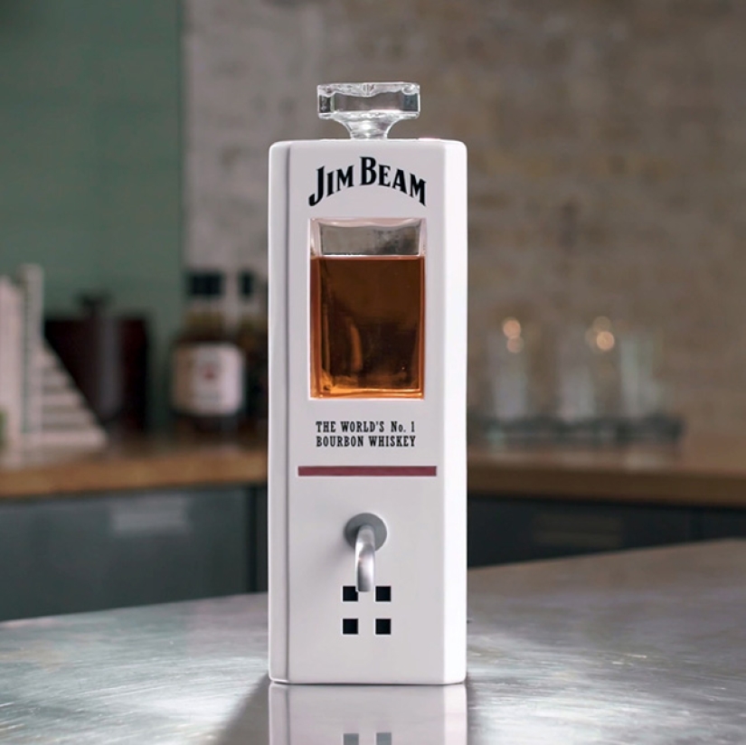 You can't do it yourself — ask for a decanter: a new gadget from Jim Beam will pour on command You can't do it yourself — ask for a decanter: a new gadget from Jim Beam will pour on command