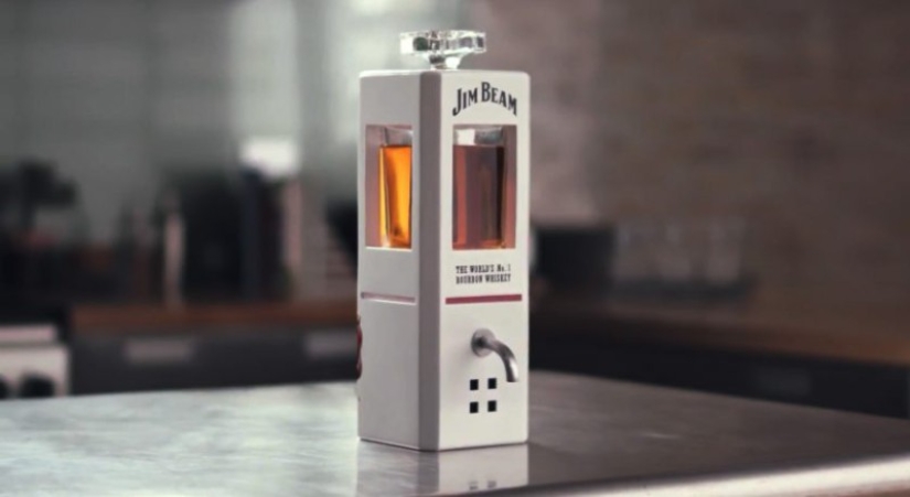 You can't do it yourself — ask for a decanter: a new gadget from Jim Beam will pour on command You can't do it yourself — ask for a decanter: a new gadget from Jim Beam will pour on command