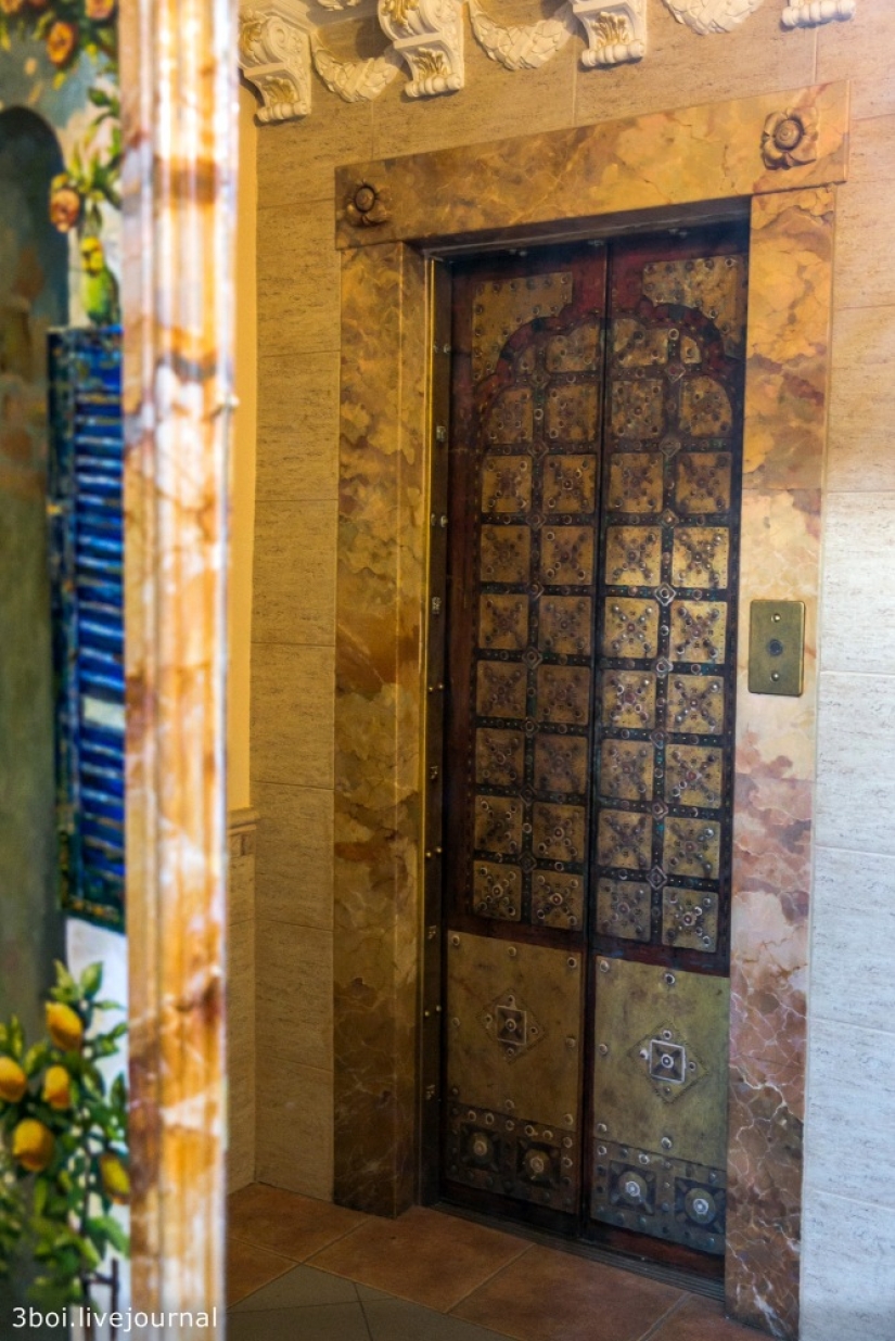 You can't forbid living beautifully: how a Rostov resident fought for the Baroque in the entrance and what came of it You can't forbid living beautifully: how a Rostov resident fought for the Baroque in the entrance and what came of it