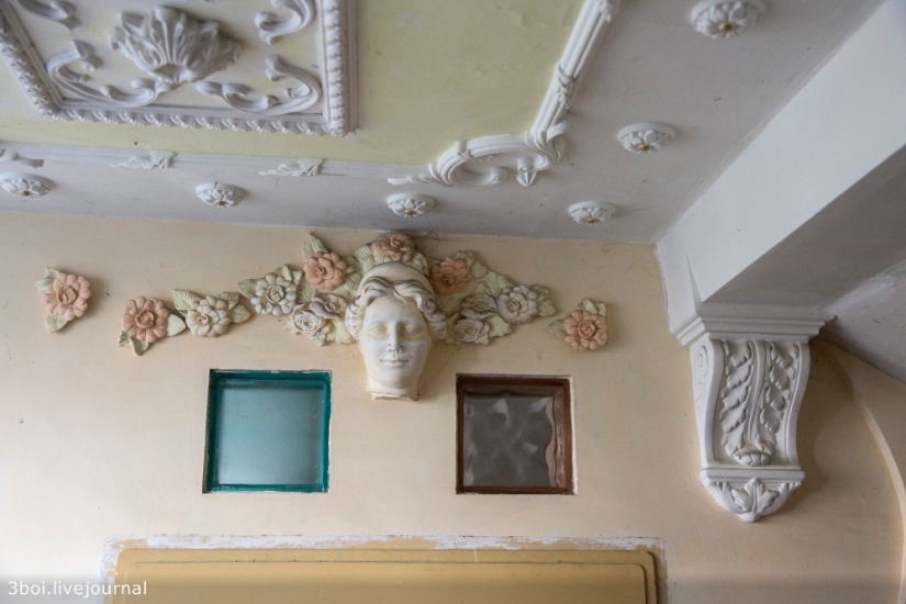 You can't forbid living beautifully: how a Rostov resident fought for the Baroque in the entrance and what came of it You can't forbid living beautifully: how a Rostov resident fought for the Baroque in the entrance and what came of it
