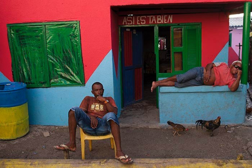 You give me a hairstyle, and I'll give you fish for lunch: how a thousand people get along on an island the size of a football field