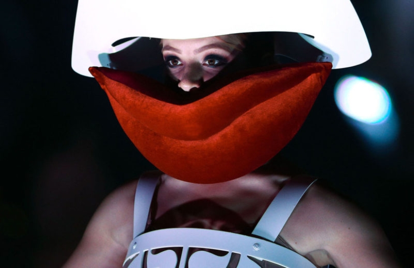 You haven't seen this before! The most extravagant images from the exhibition "Wearable Art"