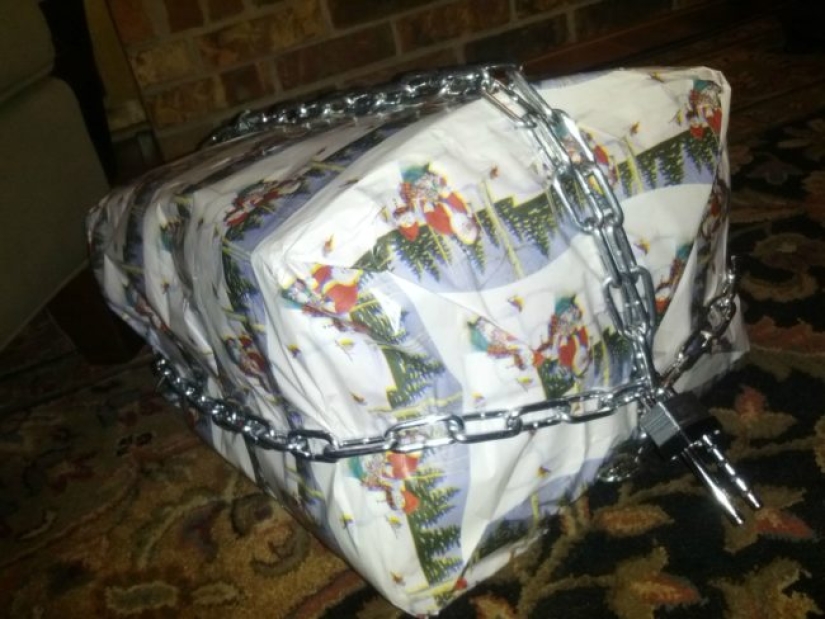 You wait for a guitar, and you get a T—shirt - Christmas surprises from noble trolls You wait for a guitar, and you get a T—shirt - Christmas surprises from noble trolls