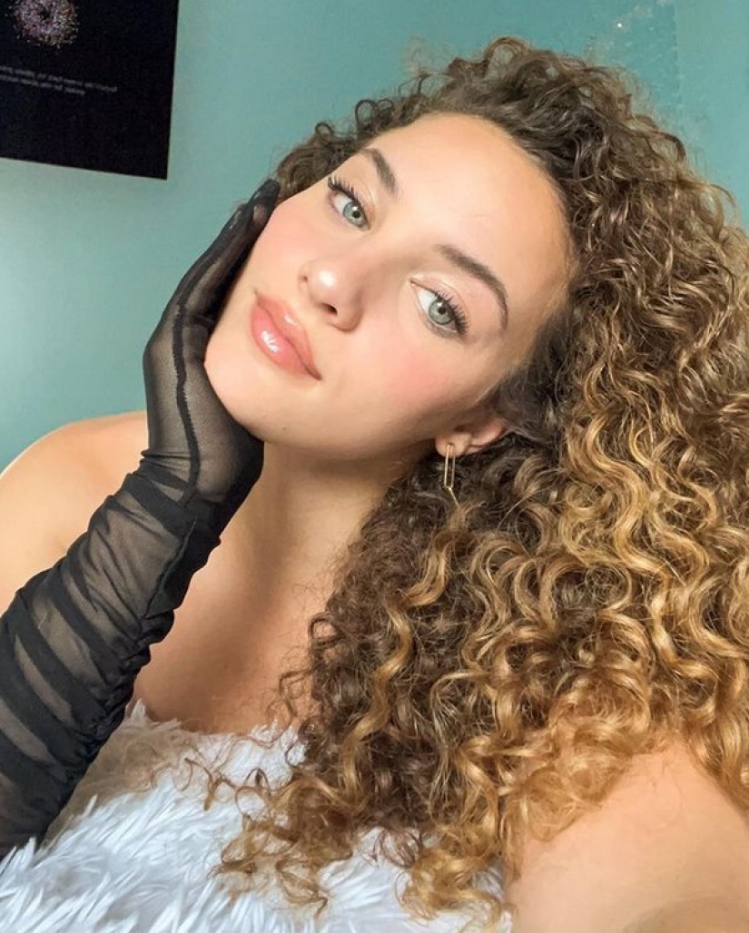 Young gymnast Sophie Dossi, striking with her flexibility Young gymnast Sophie Dossi, striking with her flexibility