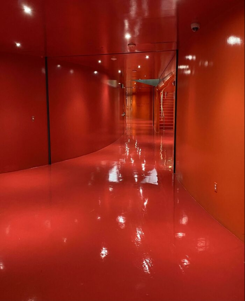 10 imágenes inquietantes de espacios liminales que parecen trastiendas