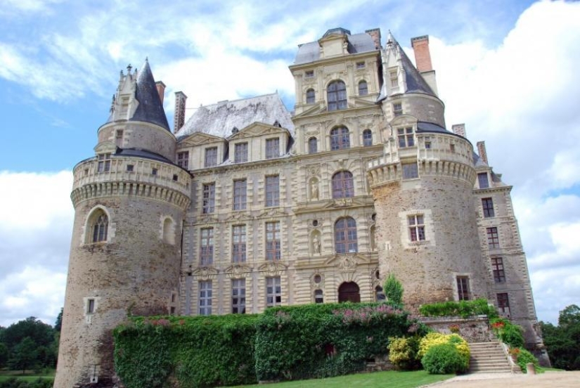 10 Mystical Haunted Castles