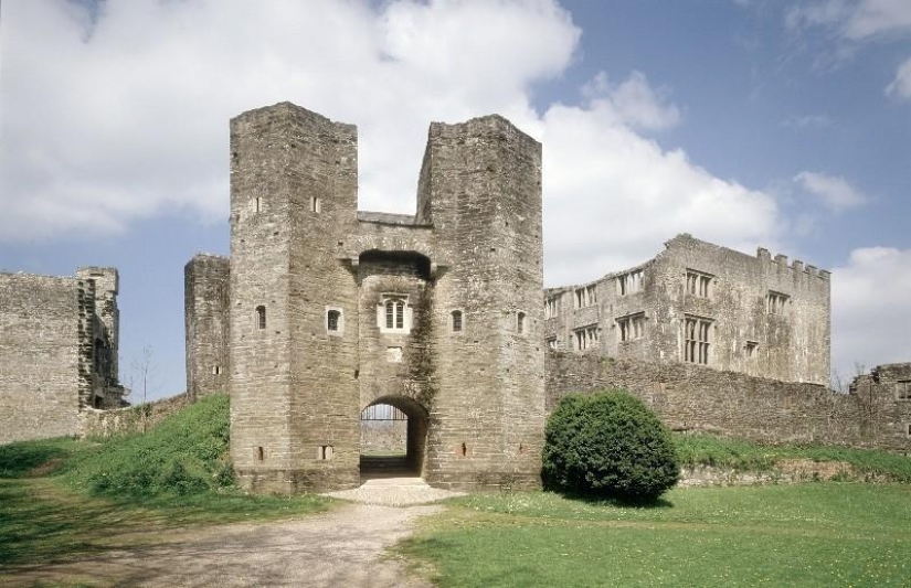 10 Mystical Haunted Castles