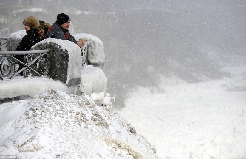 10 stunning photos of frozen Niagara Falls