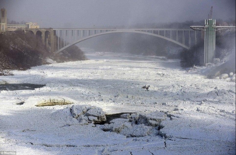 10 stunning photos of frozen Niagara Falls