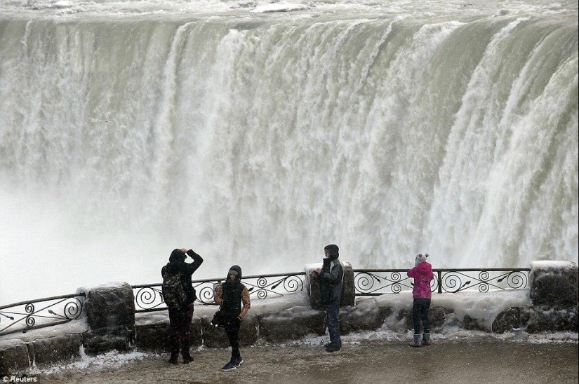 10 stunning photos of frozen Niagara Falls
