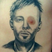 10 tatuajes hilarantemente incómodos que enseñaron valiosas lecciones de tinta