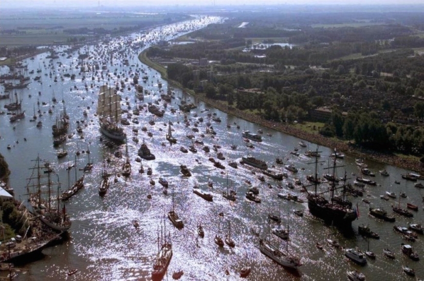 11 fotos del desfile de barcos en Ámsterdam, del que querrás comprarte un barco e ir al mar 11 fotos del desfile de barcos en Ámsterdam, del que querrás comprarte un barco e ir al mar