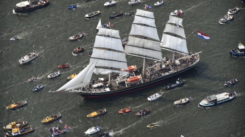 11 fotos del desfile de barcos en Ámsterdam, del que querrás comprarte un barco e ir al mar 11 fotos del desfile de barcos en Ámsterdam, del que querrás comprarte un barco e ir al mar