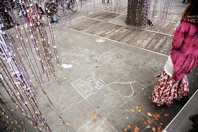 12 mil campanas en un árbol