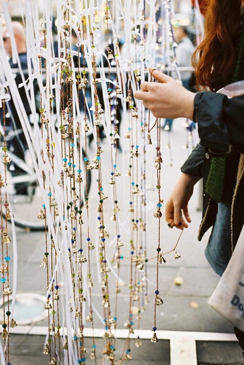 12 mil campanas en un árbol