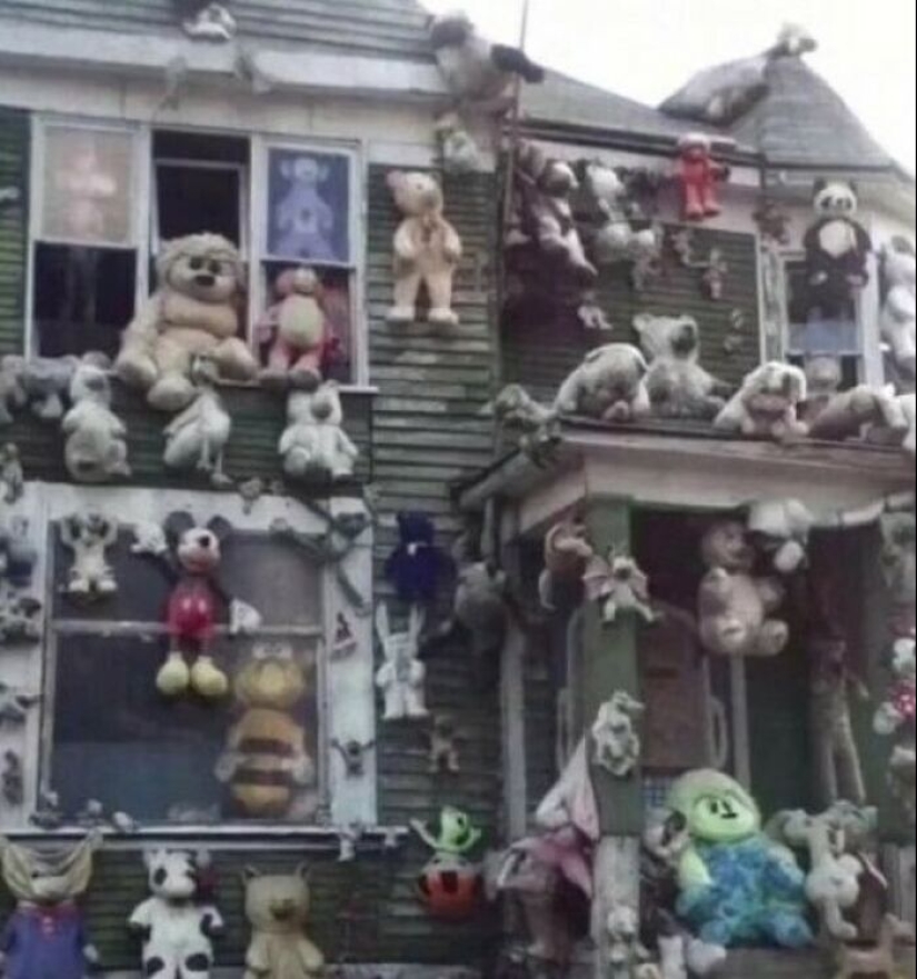 13 “Cursed Images” That Give Off An Uneasy Vibe, As Shared By This Instagram Page 13 “Cursed Images” That Give Off An Uneasy Vibe, As Shared By This Instagram Page