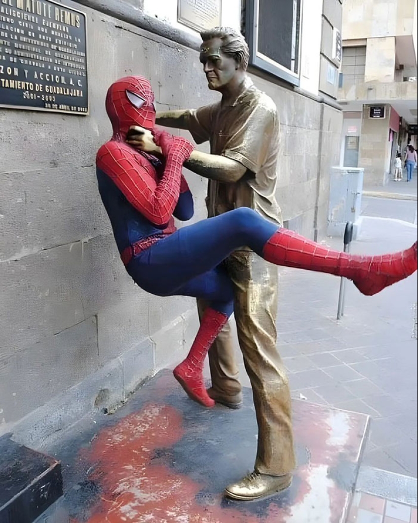 14 People Who Made The Absolute Most Of A Photo With A Statue And Ended Up Online (Part2)