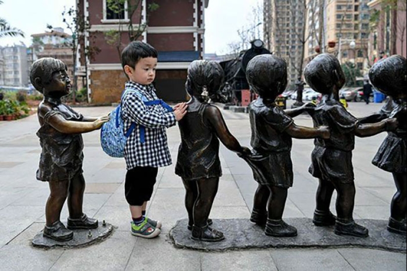 14 People Who Made The Absolute Most Of A Photo With A Statue And Ended Up Online (Part2)