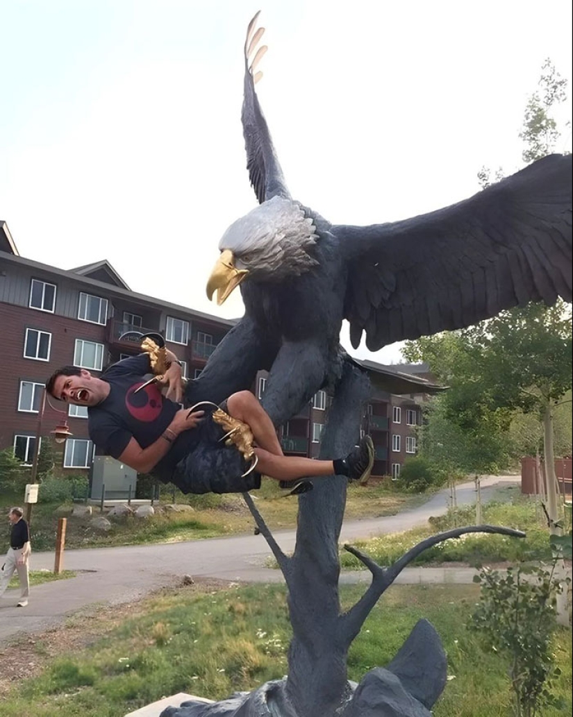 14 People Who Made The Absolute Most Of A Photo With A Statue And Ended Up Online (Part2)