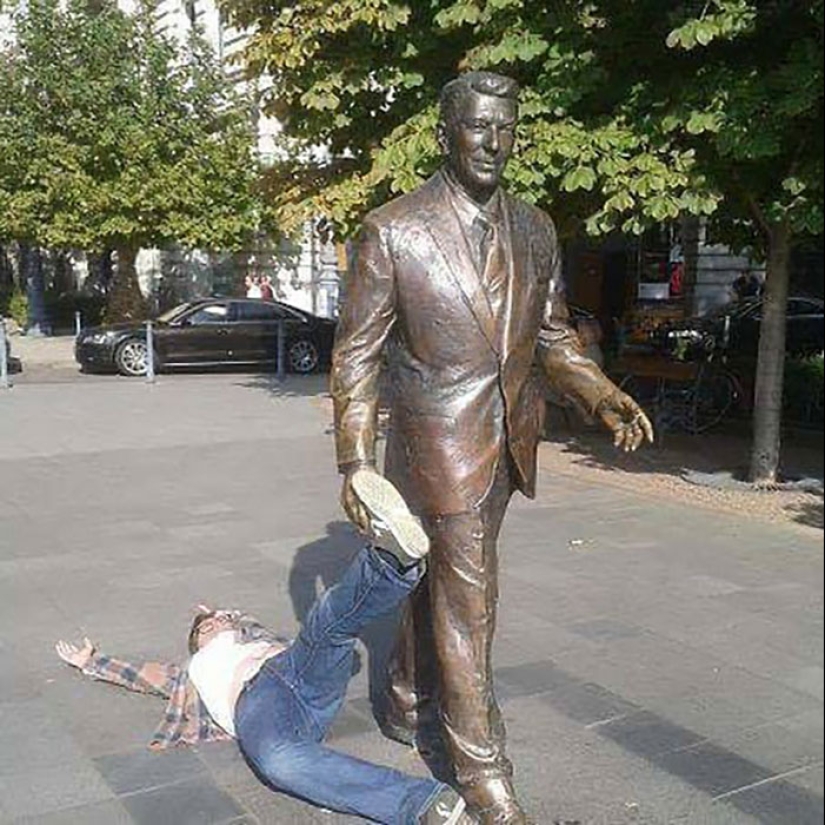 14 personas que aprovecharon al máximo una foto con una estatua y terminaron en línea (Parte 2)