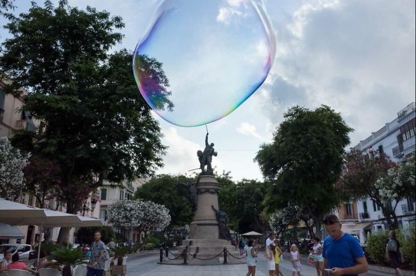 15 Best Coincidences Captured By This Street Photographer