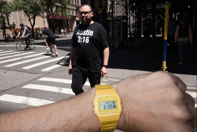 15 Best Coincidences Captured By This Street Photographer