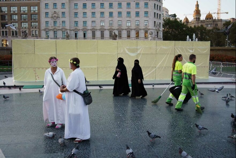 15 Best Coincidences Captured By This Street Photographer