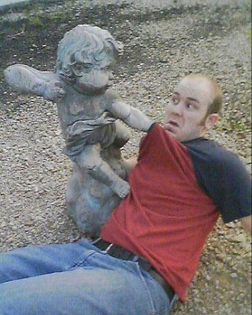 15 People Who Made The Absolute Most Of A Photo With A Statue And Ended Up Online