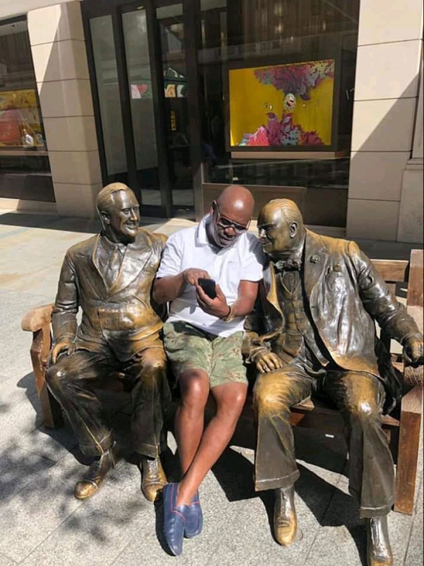 15 People Who Made The Absolute Most Of A Photo With A Statue And Ended Up Online