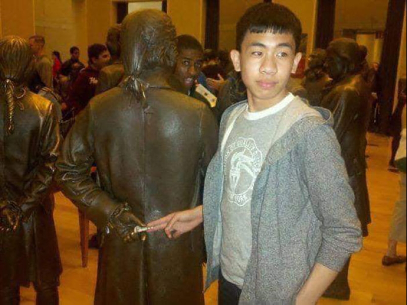 15 People Who Made The Absolute Most Of A Photo With A Statue And Ended Up Online