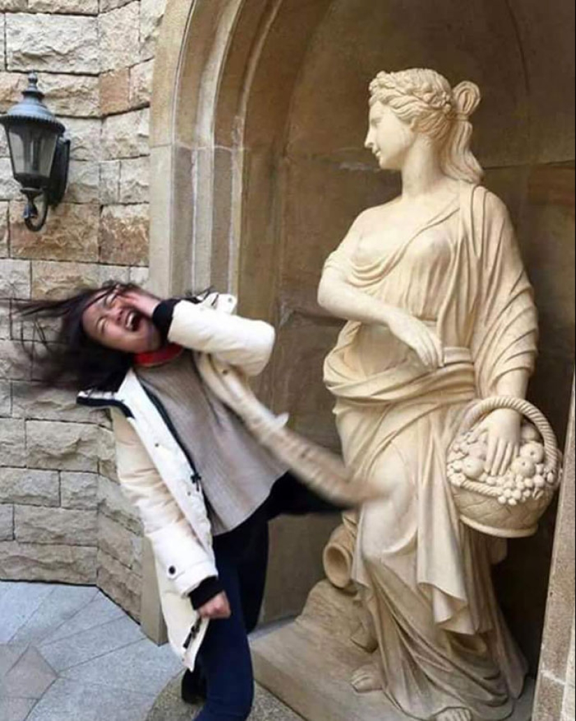 15 People Who Made The Absolute Most Of A Photo With A Statue And Ended Up Online