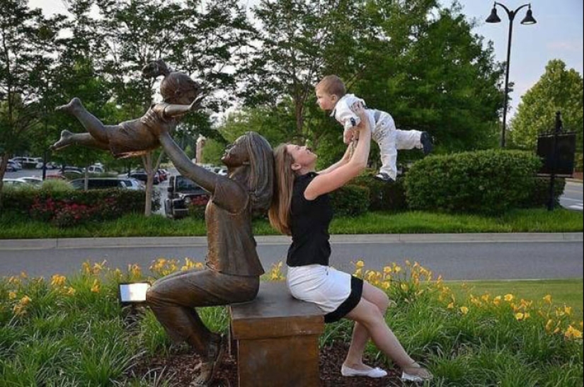 15 People Who Made The Absolute Most Of A Photo With A Statue And Ended Up Online