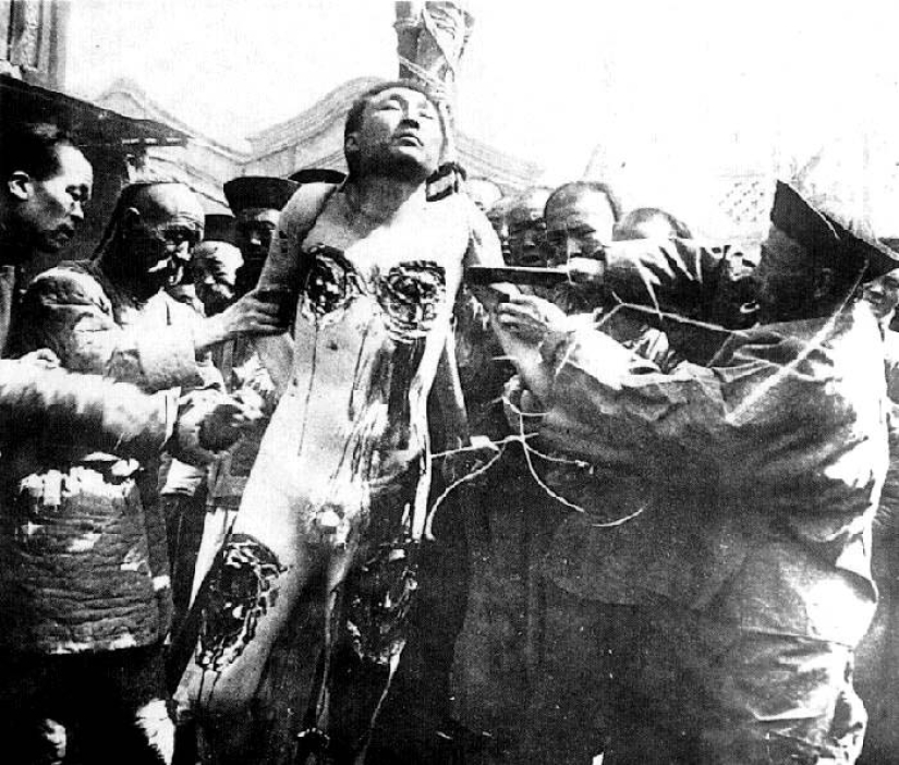 15 Shocking Photos Of Punishments And Executions Practiced In China In The 19th Century 15 Shocking Photos Of Punishments And Executions Practiced In China In The 19th Century