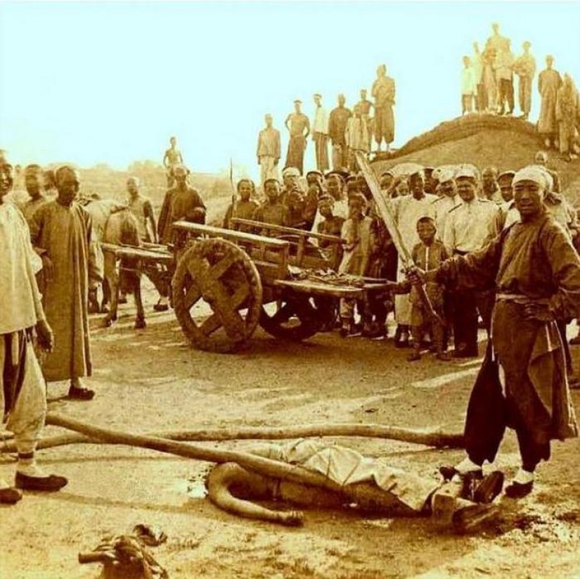 15 Shocking Photos Of Punishments And Executions Practiced In China In The 19th Century 15 Shocking Photos Of Punishments And Executions Practiced In China In The 19th Century