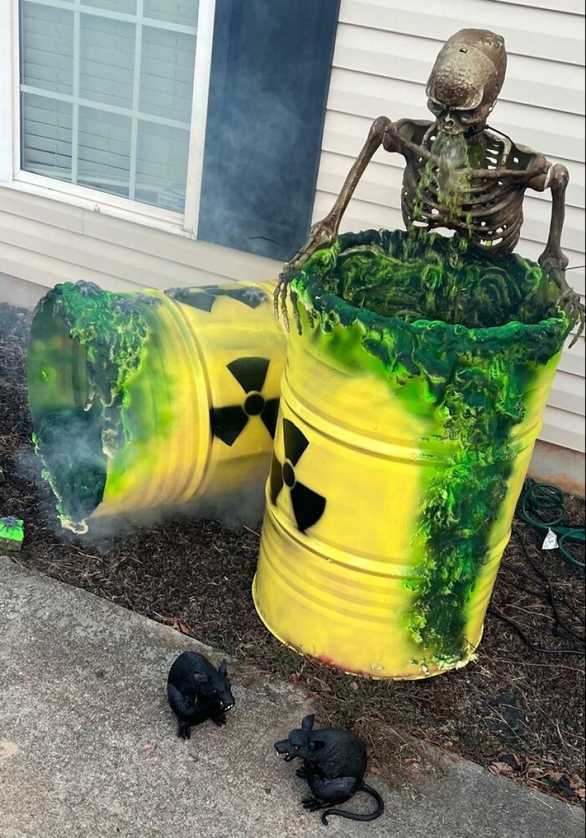 15 Times People Decorated Their Houses For Halloween And Left Everyone Speechless 15 Times People Decorated Their Houses For Halloween And Left Everyone Speechless
