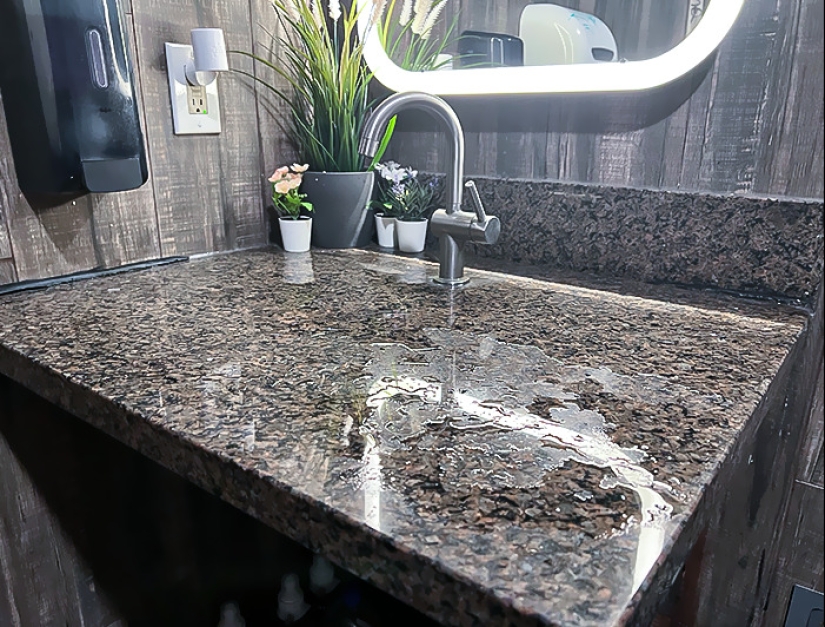 15 Times People Spotted Stupid Design Decisions In Public Places And Just Had To Share