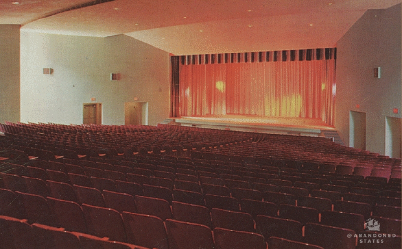 16 Haunting Pictures That Showcase How The Most Beautiful Places Can Change After Being Abandoned