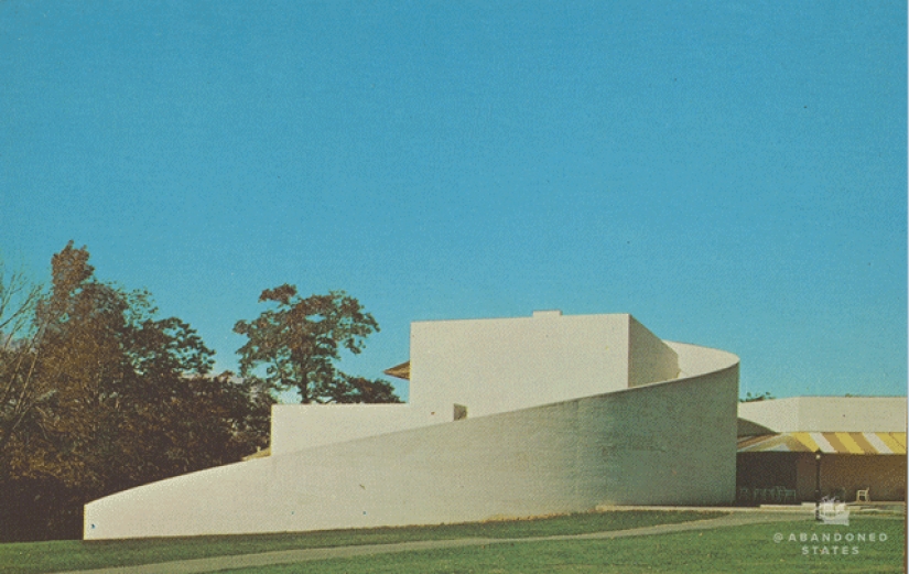 16 Haunting Pictures That Showcase How The Most Beautiful Places Can Change After Being Abandoned