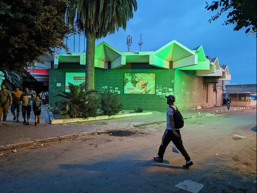 16 Smartphone Shots Documenting Life On The Streets Of Tunisia By This Photographer