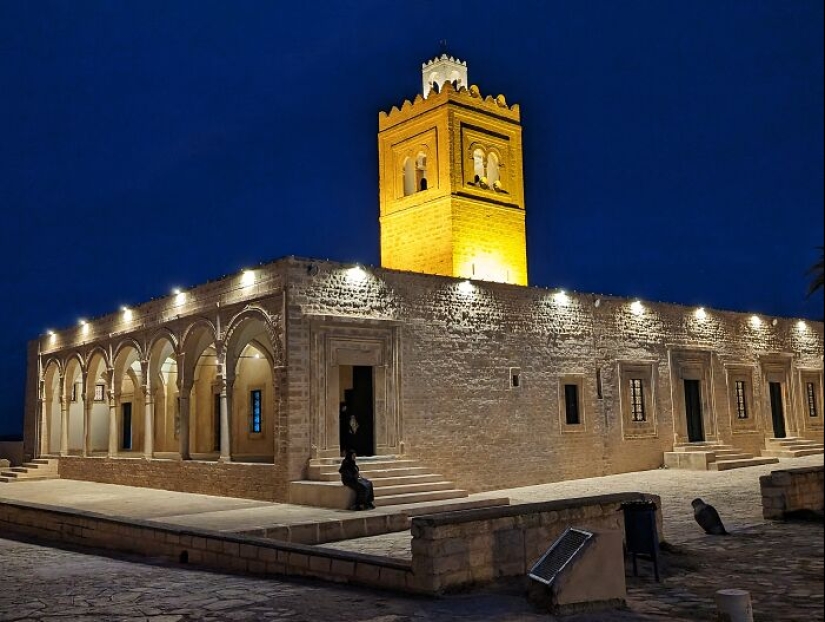 16 Smartphone Shots Documenting Life On The Streets Of Tunisia By This Photographer