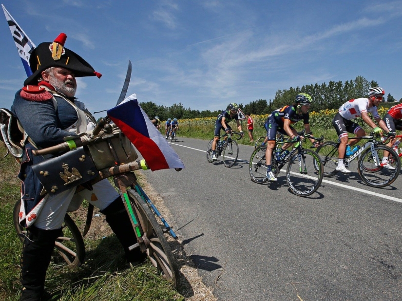 17 fotos inexplicables de fanáticos del Tour de Francia. ¡Tienes que ver estos pimientos!