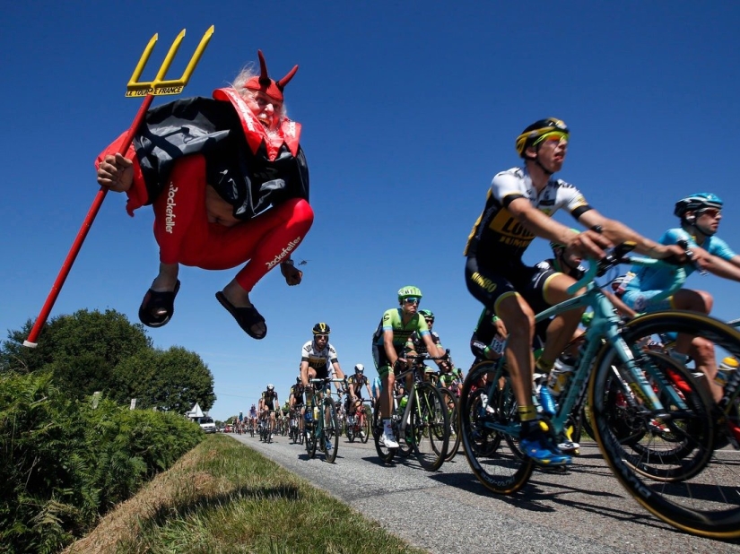 17 inexplicable photos of Tour de France fans. You must see these peppers!